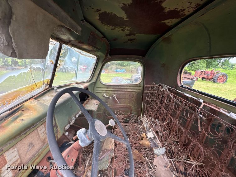 image for item DU9827 International flatbed pickup truck