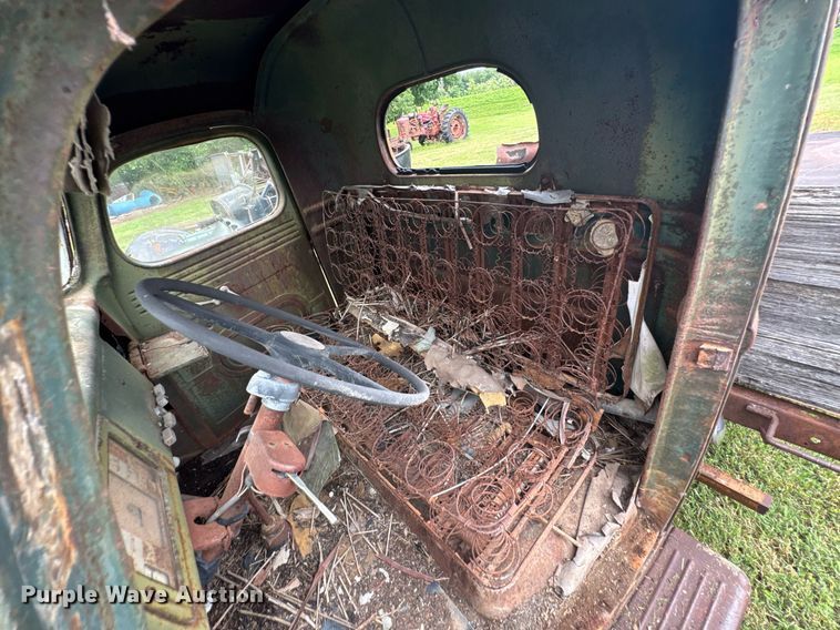 image for item DU9827 International flatbed pickup truck