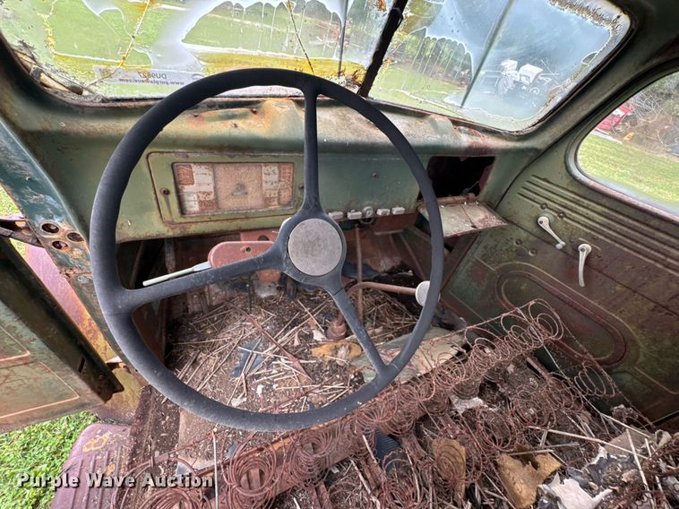 image for item DU9827 International flatbed pickup truck