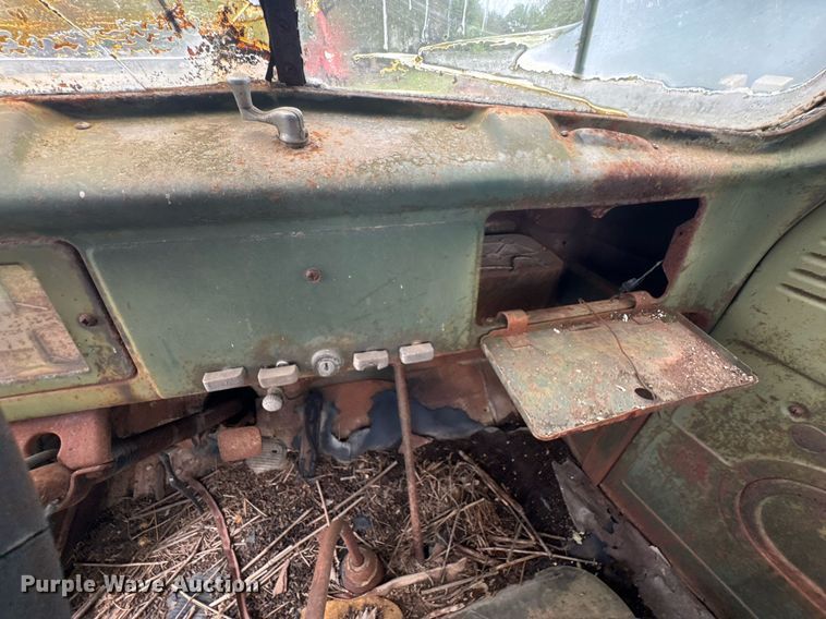 image for item DU9827 International flatbed pickup truck