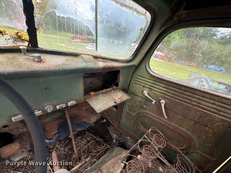 image for item DU9827 International flatbed pickup truck