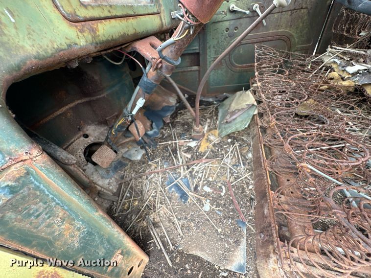 image for item DU9827 International flatbed pickup truck