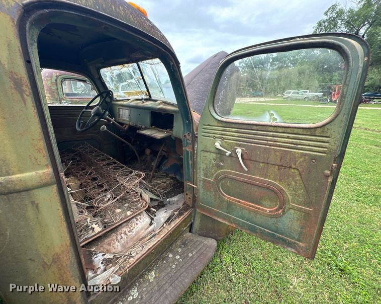 image for item DU9827 International flatbed pickup truck