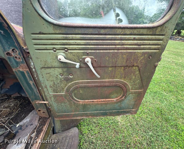 image for item DU9827 International flatbed pickup truck