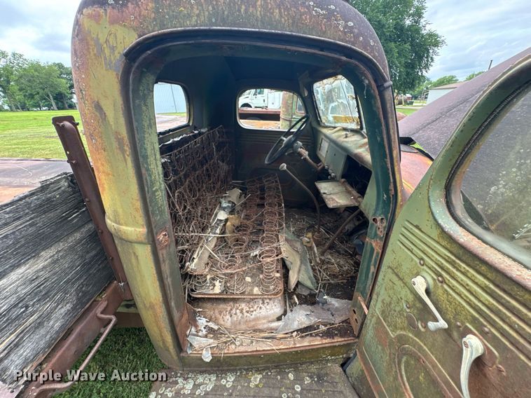 image for item DU9827 International flatbed pickup truck