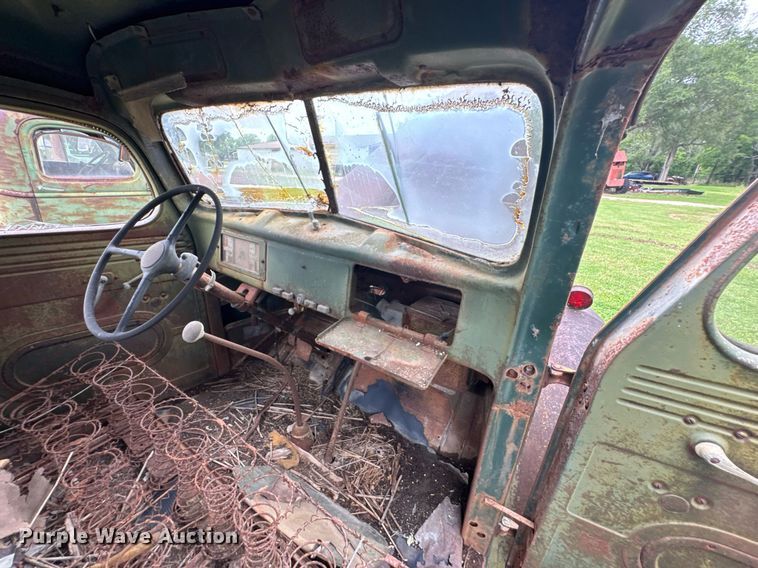 image for item DU9827 International flatbed pickup truck