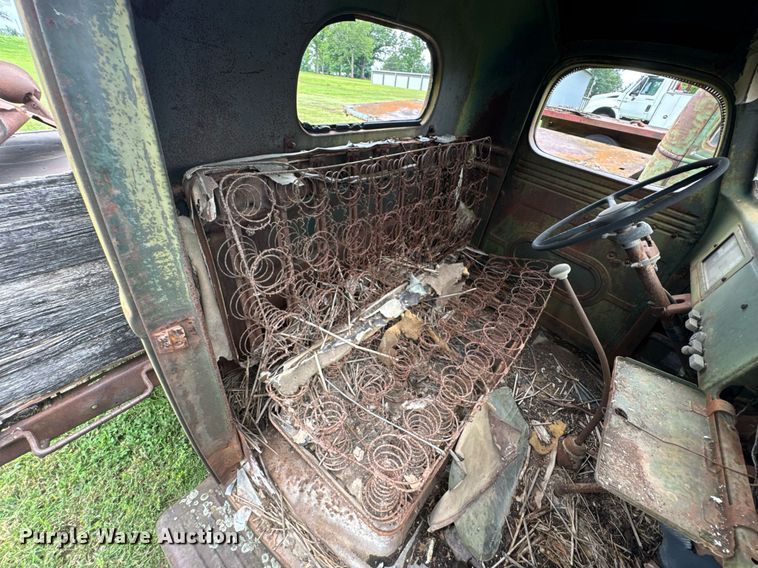 image for item DU9827 International flatbed pickup truck