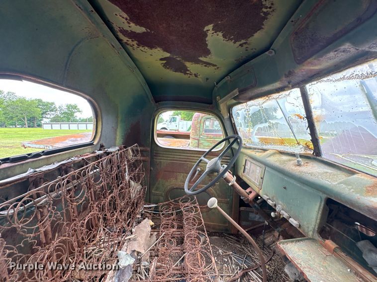 image for item DU9827 International flatbed pickup truck