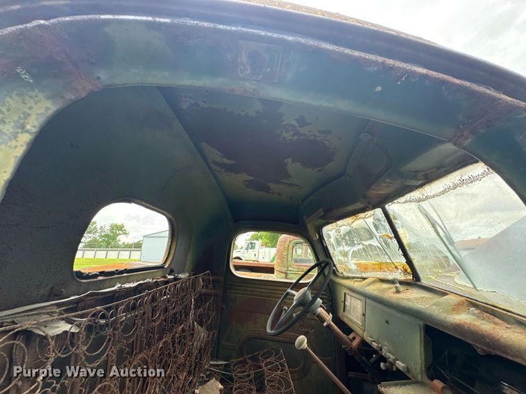 image for item DU9827 International flatbed pickup truck