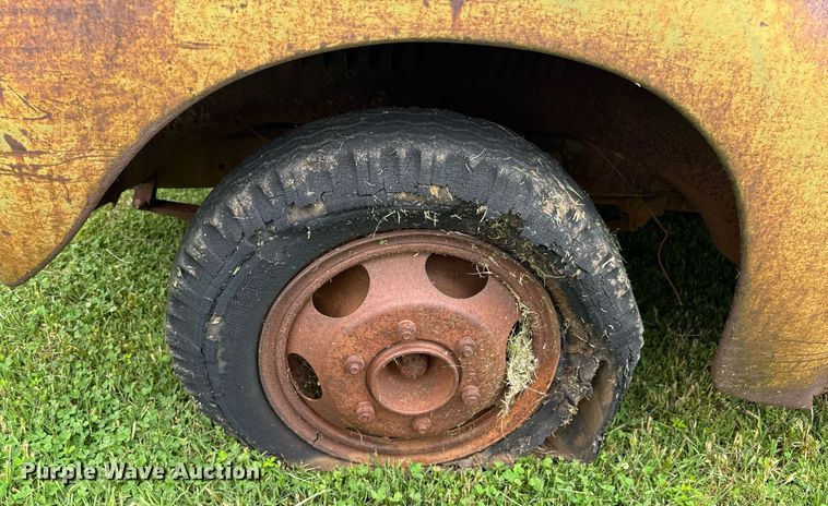 image for item DU9827 International flatbed pickup truck