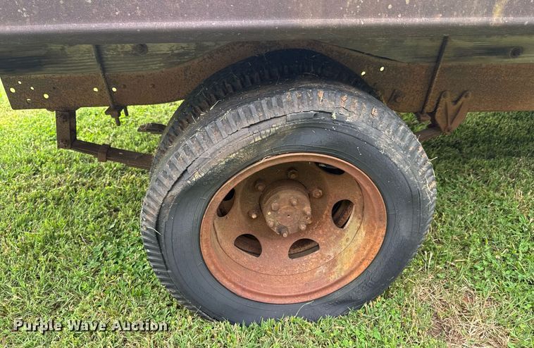 image for item DU9827 International flatbed pickup truck