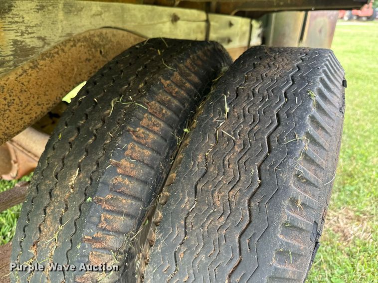 image for item DU9827 International flatbed pickup truck