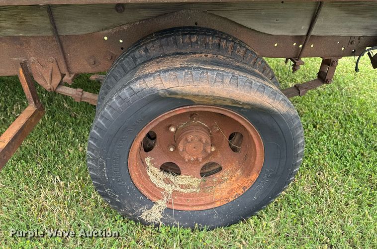 image for item DU9827 International flatbed pickup truck