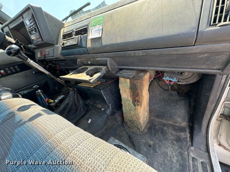 image for item DU9851 1999 GMC C6500 rollback truck