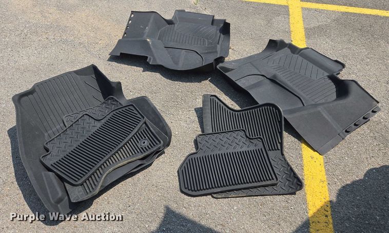 image for item DW7056 2017 Chevrolet Silverado 1500 Double Cab pickup truck