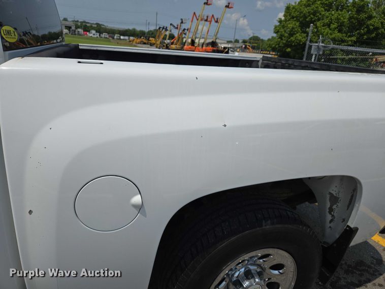 image for item DW7057 2013 Chevrolet  Silverado 1500 Crew Cab pickup truck