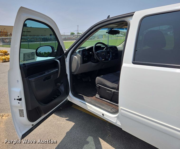 image for item DW7057 2013 Chevrolet  Silverado 1500 Crew Cab pickup truck