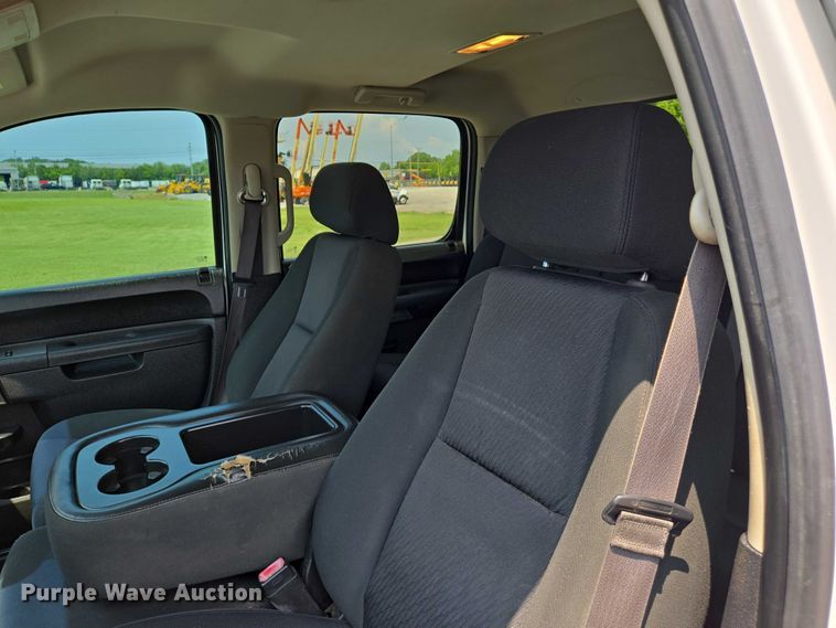 image for item DW7057 2013 Chevrolet  Silverado 1500 Crew Cab pickup truck