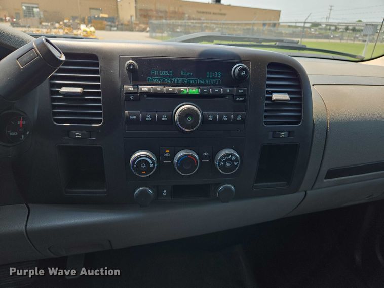 image for item DW7057 2013 Chevrolet  Silverado 1500 Crew Cab pickup truck