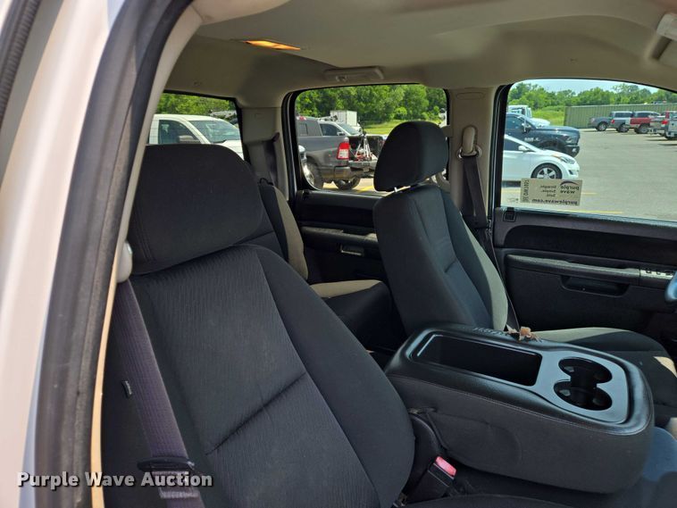 image for item DW7057 2013 Chevrolet  Silverado 1500 Crew Cab pickup truck