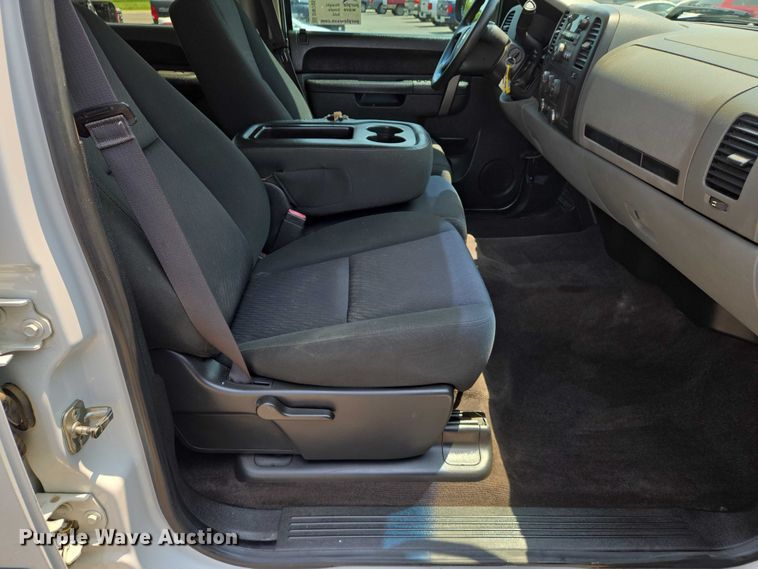 image for item DW7057 2013 Chevrolet  Silverado 1500 Crew Cab pickup truck