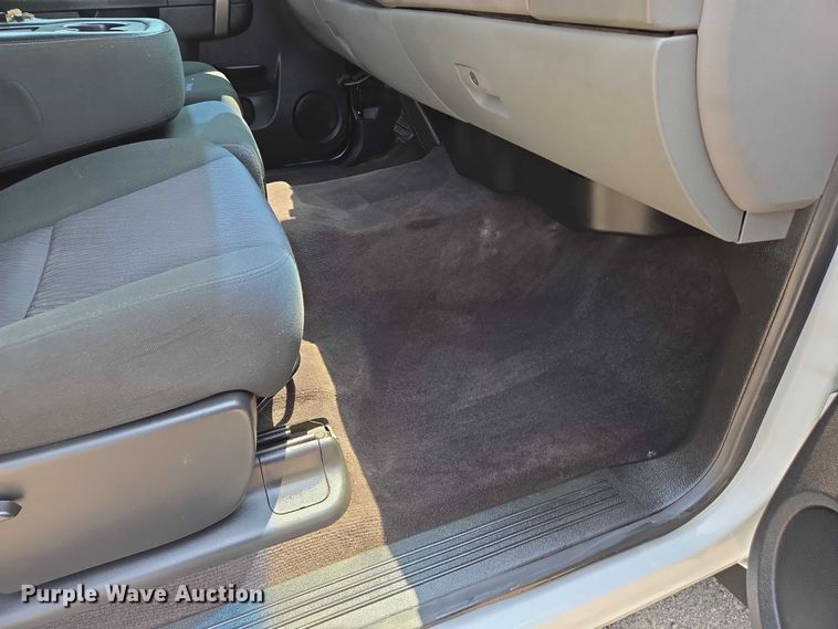 image for item DW7057 2013 Chevrolet  Silverado 1500 Crew Cab pickup truck