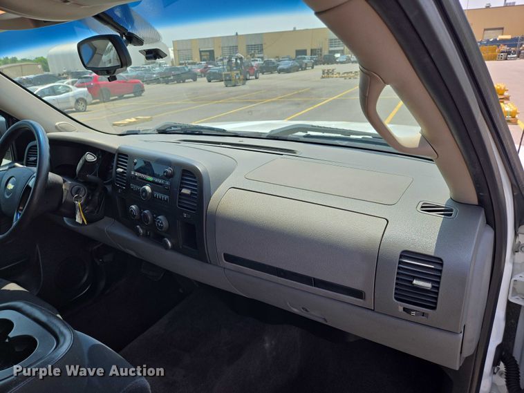 image for item DW7057 2013 Chevrolet  Silverado 1500 Crew Cab pickup truck