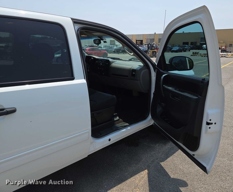 image for item DW7057 2013 Chevrolet  Silverado 1500 Crew Cab pickup truck