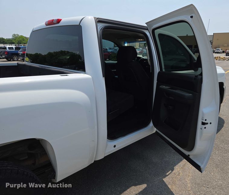 image for item DW7057 2013 Chevrolet  Silverado 1500 Crew Cab pickup truck