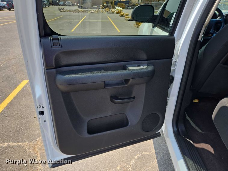 image for item DW7057 2013 Chevrolet  Silverado 1500 Crew Cab pickup truck