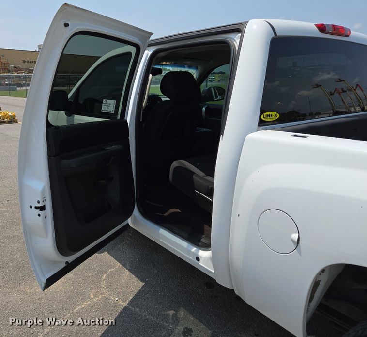 image for item DW7057 2013 Chevrolet  Silverado 1500 Crew Cab pickup truck