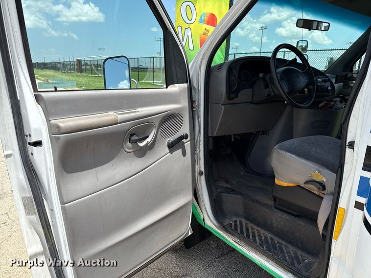 image for item DX5526 1998 Ford E350 food truck