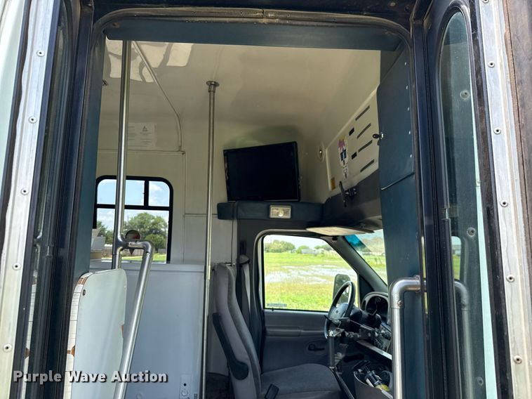 image for item DX5526 1998 Ford E350 food truck