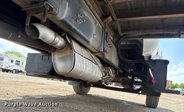 image for item DY0054 2017 Ford F650 box truck