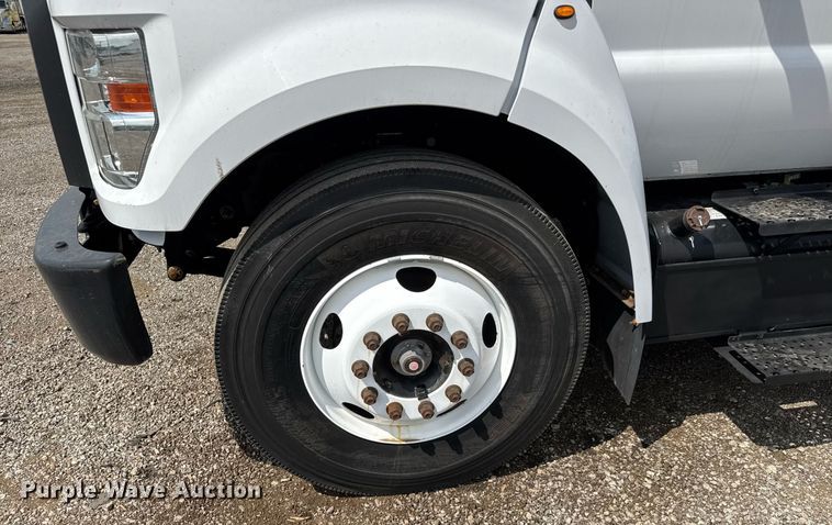 image for item DY0054 2017 Ford F650 box truck