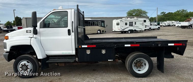 image for item DY0058 2007 GMC C4500 flatbed truck