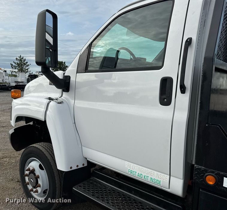 image for item DY0058 2007 GMC C4500 flatbed truck