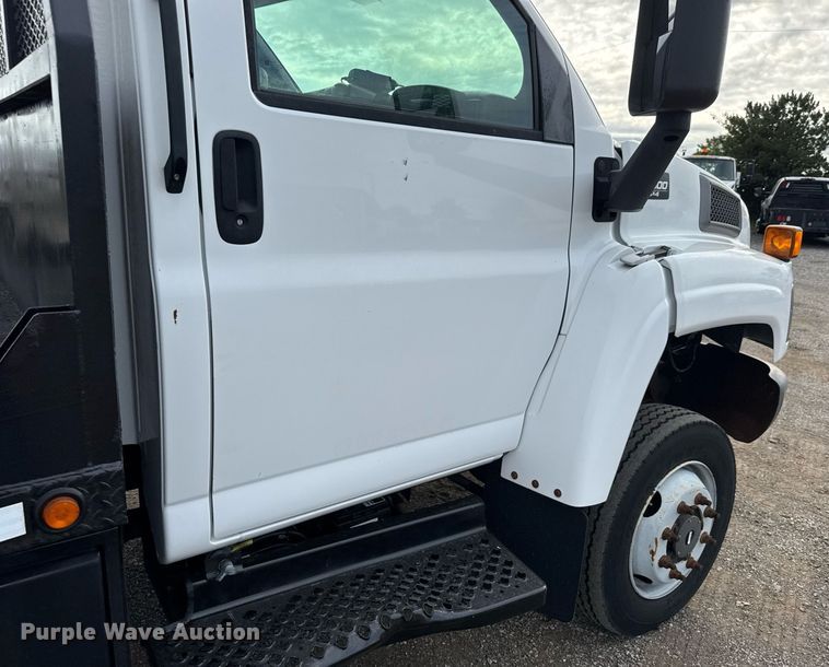image for item DY0058 2007 GMC C4500 flatbed truck