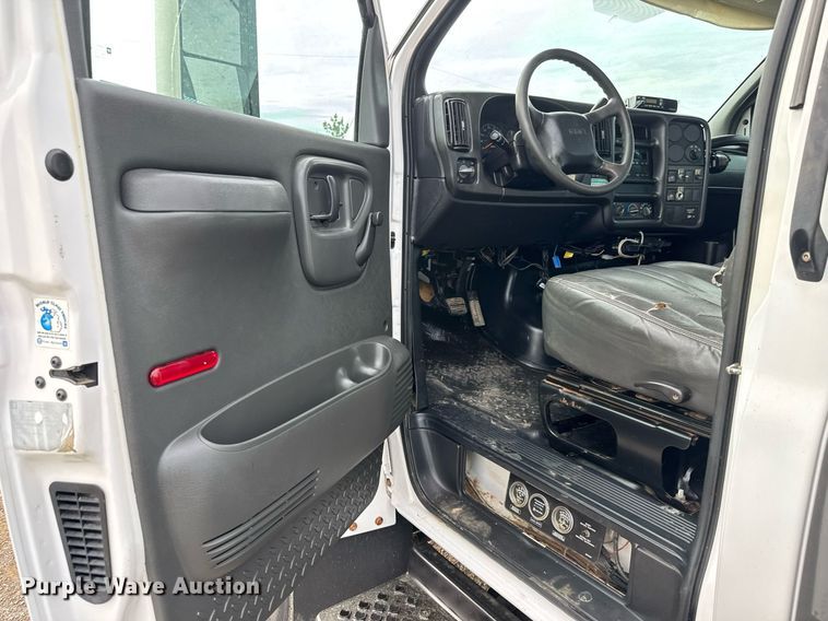 image for item DY0058 2007 GMC C4500 flatbed truck