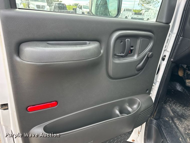 image for item DY0058 2007 GMC C4500 flatbed truck