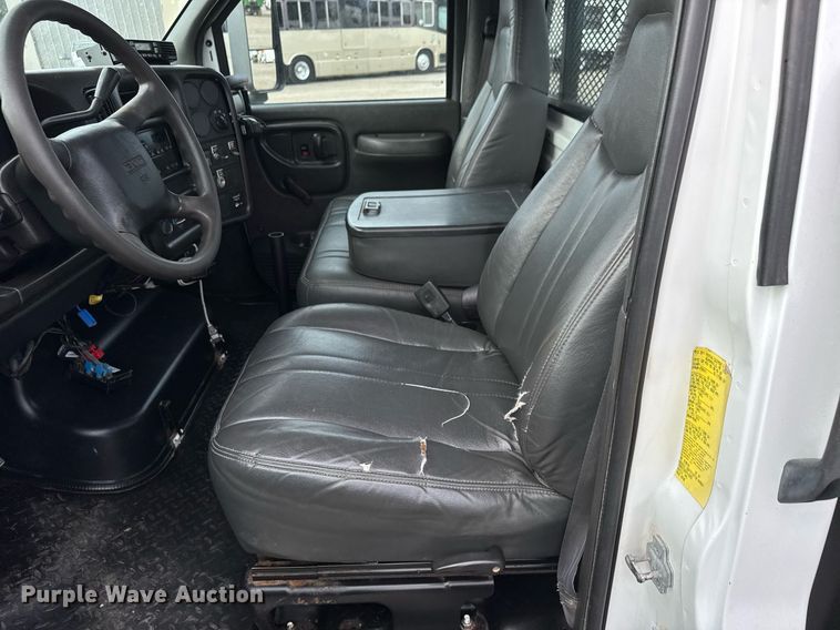 image for item DY0058 2007 GMC C4500 flatbed truck