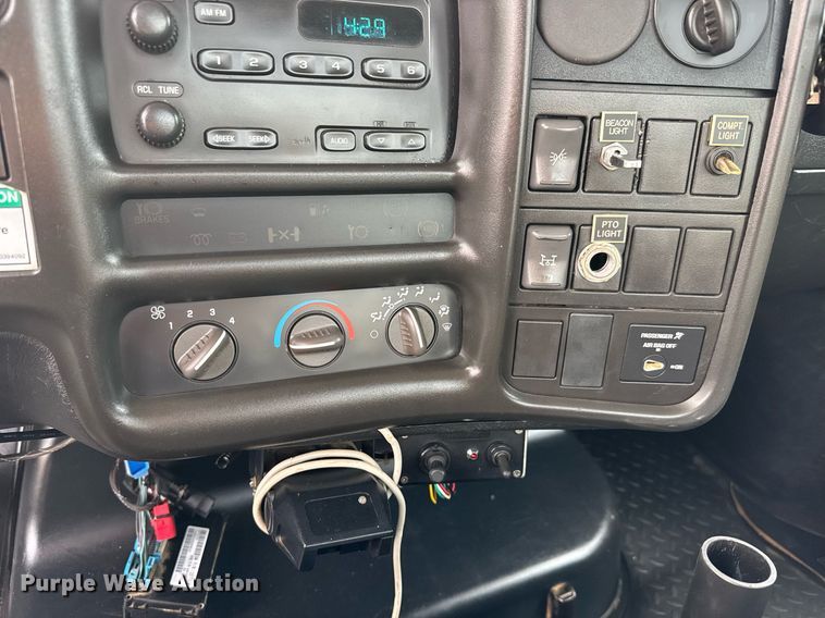 image for item DY0058 2007 GMC C4500 flatbed truck