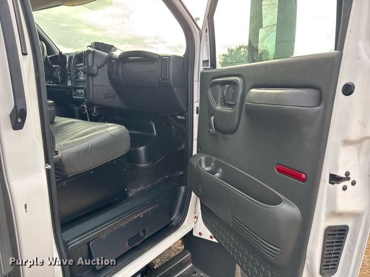 image for item DY0058 2007 GMC C4500 flatbed truck