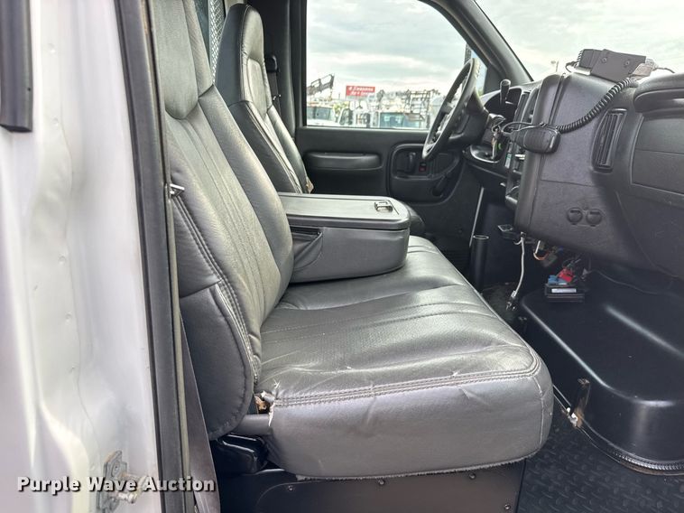 image for item DY0058 2007 GMC C4500 flatbed truck