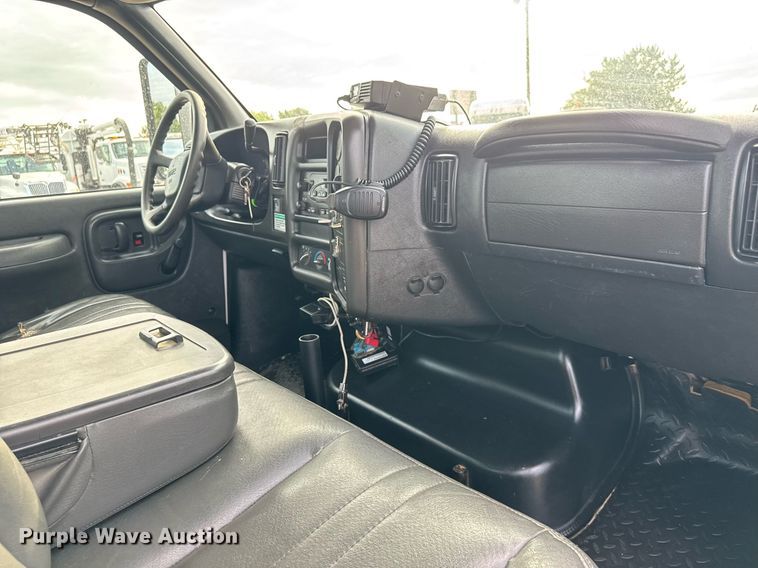 image for item DY0058 2007 GMC C4500 flatbed truck