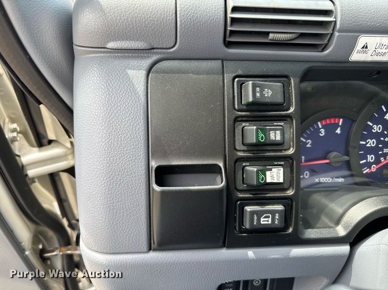 image for item DY0066 2008 Mitsubishi Fuso box truck