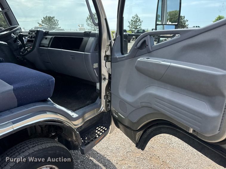 image for item DY0066 2008 Mitsubishi Fuso box truck