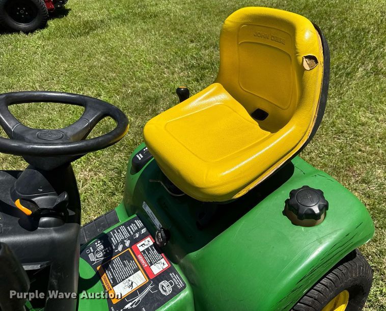 image for item DY0234 2002 John Deere LX277 lawn tractor