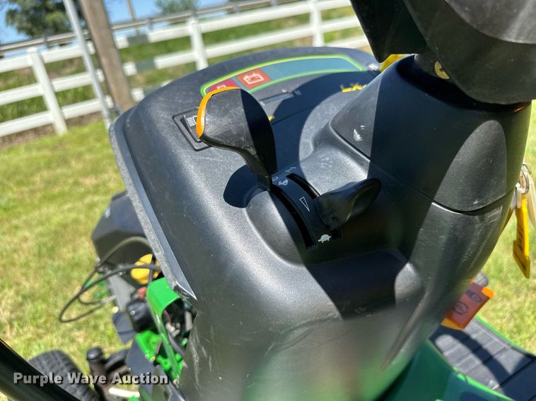 image for item DY0234 2002 John Deere LX277 lawn tractor