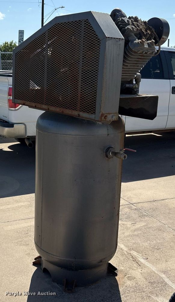 2002 NAPA 7.5HP 2 stage air compressor in Itasca, TX | Item DY0651